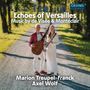"Echoes of Versailles: Music by de Visée & Montéclair", zwei Personen mit Instrumenten in sonniger Allee.
