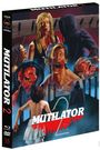 "MUTILATOR 2" steht in blutiger Schrift. Grausames Gemälde mit verstümmelten Menschen und einer düsteren Gestalt.