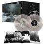 Ein Schallplattenalbum mit schwarzem Text auf einer Doppelseite, transparenten Platten und einem Cover mit einem winterlichen Bild.