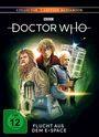"Doctor Who: Flucht aus dem E-Space". Drei Figuren, ein Roboterhund und ein Raumschiff im Hintergrund. FSK 12.