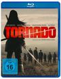 Text: "Tornado", "Ein Film von John Maclean", Besetzung. Eine Figur mit Schwert steht vor einer Gruppe in einer Landschaft.