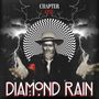 "CHAPTER ONE" oben, "DIAMOND RAIN" unten. Ein Mann mit silberner Maske, Hut und Handschuhen vor Zickzack-Hintergrund und Blitzen.