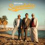„Marquess Superelastico.“ Drei Männer am Strand, elegant gekleidet, Sonne im Hintergrund, Palmen und Meer.