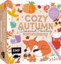 „COZY AUTUMN Diamond Painting für deine kreative Auszeit“. Illustration: Schlafender Fuchs, Kerzen, Kürbis, Blätter.