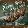 „Stormy Seas Ahead“ und „Kilkenny Band“. Illustration von fünf Personen in einem Boot in bewegter See.
