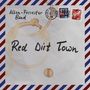 „Allen-Forrester Band“, „Red Dirt Town“ in schwarzer Schrift. Umschlag im Luftpost-Stil mit Stempeln und Kaffeeflecken.