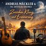 „ANDREAS MÄCKLER & THE ARTIFICIAL ENSEMBLE. Zwischen Klang und Erinnerung.“ Eine Illustration: Mann, Gitarre, Mikrofon, Kopfhörer.