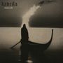 „kavrila“ und „transcend“. Eine Silhouette in einem Boot auf einem ruhigen Gewässer, flammenartiges Leuchten am Horizont.