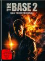 "The Base 2: Das Todestribunal" oben, Warnhinweis unten. Eine Figur mit Messer vor einer großen Explosion.