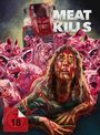 "MEAT KILLS" in großen, weißlichen Buchstaben. Eine blutverschmierte Frau vor Schweinen und einem Traktor. Illustration.