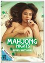 "MAHJONG NIGHTS: SPIEL MIT MIR!" Eine Frau liegt auf einem Bett, umgeben von Mahjong-Steinen, hält einen Stein in der Hand.