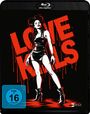 Text: "LOVE KILLS", FSK 16. Illustration: Frau in schwarzem Kleid und Stiefeln mit hochgesteckten Haaren vor rotem Hintergrund.