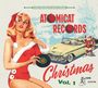 "CAT RECORDS Christmas Vol. 1" zeigt eine blonde Frau in einem roten Weihnachtsoutfit mit Schallplatte, Auto und Santa.