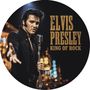"Elvis Presley King of Rock" in goldener Schrift; ein Mann in schwarzer Kleidung singt in ein Mikrofon, Hand ausgestreckt.