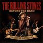 Text: "THE ROLLING STONES BEYOND THE BAND - THE ULTIMATE SIDE PROJECT COLLECTION".  
Eine Band spielt auf der Bühne.