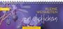 "KLEINE WEISHEITEN zum Glücklichsein" steht auf einem Kalender. Eine violette Pflanze ist im Hintergrund.