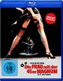 "Die FRAU mit der 45er MAGNUM" in rotem Text. Frau mit Pistole, Mann in der Mitte, blauer Blu-ray-Rand oben.