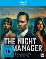 "The Night Manager: Die komplette 2. Staffel" zeigt drei Menschen in eleganter Kleidung vor einem Sonnenuntergang.