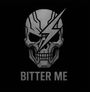 "Bitter Me" steht unter einem stilisierten Totenkopf mit Blitz. Grungy, futuristische Gestaltung.