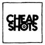 Text: "CHEAP SHOTS". Schwarze, dicke Buchstaben in einem Rahmen. Das O sieht aus wie eine Zielscheibe.
