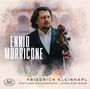 "ENNIO MORRICONE," darunter "FRIEDRICH KLEINHAPL VOGTLAND PHILHARMONIE SIMON EDELMANN." Ein Mann mit Cello. Aquarellstil.