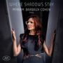 "WHERE SHADOWS STAY" und "MYRIAM BARBAUX-COHEN Piano". Frau mit langen Haaren in schwarzem Kleid zwischen zwei Wänden.