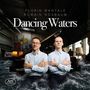 Aufschrift: "Florin Mantale, Romain Nosbaum, Dancing Waters". Zwei Männer sitzen mit verschränkten Armen vor einem Flügel im Wasser.