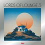 "LORDS OF LOUNGE 3" steht oben. Eine Illustration eines Hauses auf einem Hügel vor einem großen, pastellfarbenen Kreis.