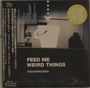Text: "FEED ME WEIRD THINGS", "SQUAREPUSHER". Eine grafische Darstellung mit einem stilisierten Becher und japanischen Schriftzeichen.