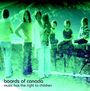 "boards of canada, music has the right to children." Mehrere Personen in einer verschwommenen, grünen Szenerie.