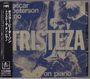 Text: "Oscar Peterson Trio TRISTEZA on piano" und japanische Schriftzeichen. Illustration: Musiker am Klavier in Blau.