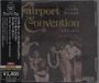 "Fairport Convention LIVE 1974. Featuring Sandy Denny. Schwarzweißfoto von fünf Personen im Freien mit japanischem Text."