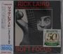 "RICK LAIRD", "SOFT FOCUS", "50th Anniversary", Gesicht mit Bassgitarre, schwarzer Hintergrund, japanische Schriftzeichen.