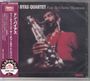 "BYAS QUARTET Feat. Sir Charles Thompson". Links steht japanischer Text. Ein Musiker in rotem Hemd spielt Saxofon.
