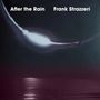 "After the Rain" und "Frank Strazzeri" oben. Verschwommenes, mystisches Licht im Dunkeln über einer Wasserfläche.