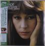 Text: „Cleopatra“, „Juice Newton“, „Angel of the Morning - The Very Best of“ (Titel auf Englisch und Japanisch). Nahaufnahme eines nachdenklichen Gesichts.