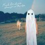 Text: "Phoebe Bridgers stranger in the alps." Ein Kind in einem Gespensterkostüm steht auf einer Wiese, ein Hund schaut zu.