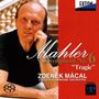 Mahler Symphony No. 6 "Tragic", Zdeněk Mácal, Czech Philharmonic Orchestra. Mann sitzt nachdenklich.