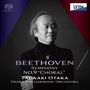 „Beethoven Symphony No. 9 'Choral', Tadaaki Otaka, Osaka Philharmonic Orchestra.“ Ein Dirigent in Schwarz-Weiß.