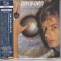 "BRUFORD - FEELS GOOD TO ME". Ein Mann hält eine metallene Klangschale, blickt ernst. Japanischer Text links.