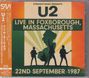 "Straight Music presents U2 Live in Foxborough, Massachusetts, 22nd September 1987" steht auf stilisierter Konzertbühne.