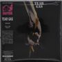 Texte: "TEAR GAS", "BIGPINK". Man sieht eine Faust, die eine gelbe Blume festhält.