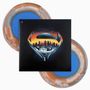 DC-Logo links oben, Superman-Symbol mit Skyline in der Mitte, zwei Schallplatten in blau und orange.
