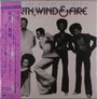 Ein lila Streifen mit japanischem Text überdeckt das Schwarz-Weiß-Foto einer Musikgruppe namens Earth, Wind & Fire.