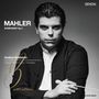 "MAHLER SYMPHONY No.7" und "Andrea Battistoni, Tokyo Philharmonic Orchestra." Schwarz-weißes Porträt eines Mannes.