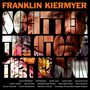 „FRANKLIN KIERMYER, SCATTER THE ATOMS THAT REMAIN“. Namen auf schwarzem Hintergrund, Porträtfoto im Text.