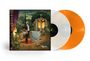 Japanische Schriftzeichen, darunter „アンスラックス“. Eine Illustration mit einem Magier, schweben Frauen, Dämonen und mystische Türen. Vinyl-Schallplatten in Orange und Weiß.