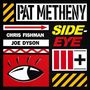 Texte: "PAT METHENY", "CHRIS FISHMAN", "JOE DYSON", "SIDE-EYE". Grafik: Ein Auge, Pfeil, geometrische Formen, gelbe Streifen.
