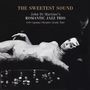 „The Sweetest Sound“ von John Di Martino’s Romantic Jazz Trio. Frau liegt elegant zwischen verstreuten Diamanten.