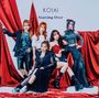 „KOIAI Starting Over“ oben in der Mitte. Fünf Frauen in modischer Kleidung vor roten Stoffbahnen.